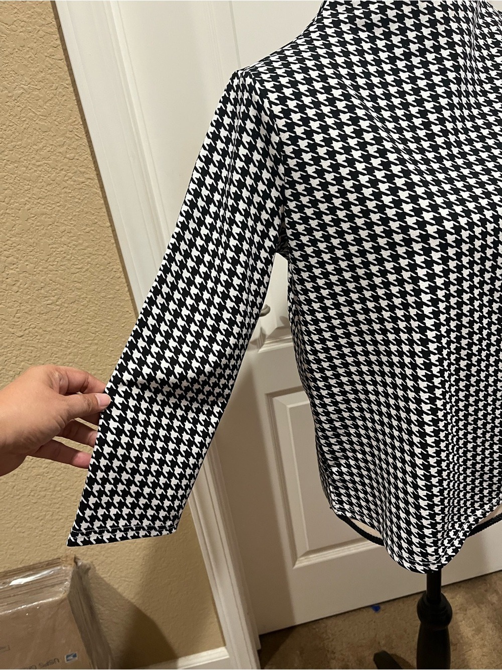 MELLODAY BLACK AND WHITE HOUNDSTOOTH HIGH NECK TOP. Size S - Picture 5 of 8